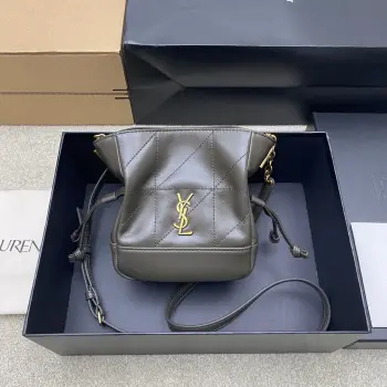 <p>绿羊皮 古金YSL 最新斜跨福袋迷你号出货了 福袋新尺寸好可爱 一起来种草吧 Jamie 4.3 large po设计师真的太懂消费者需要什么了吧可很多托特包的设计都没法让颜值和实用性两者都兼得 但是 这只tote做到了 它包身轻 小巧可爱容量也是很OK哦 而且还很优雅 是有设计在线 且贵气满满的实用型tote 这是可以说的吗</p><p>型号 859174</p><p>尺寸 14.5×15.5×8cm</p>