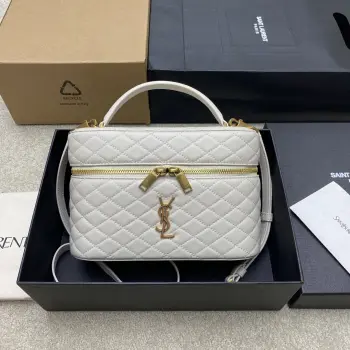 <p>奶白羊皮/金原厂皮 精品专供</p><p> 最新爆款巨无霸化妆包 羊皮质感的大gaby 也是ROSE同款 空间大 手提单肩斜挎背皆可 盒子款百搭时髦.环绕式拉链手拿包 饰以𝙇𝙀 𝘾𝘼𝙎𝙎𝘼𝙉𝘿𝙍𝙀和菱形绗缝包缝 羊皮内衬 古铜色配件拉链开合一个卡片槽位 此款多功能单品配有皮革顶部提手和可调节可拆卸肩带 可肩背或斜挎</p><p>型号 851572</p><p>尺寸 22.5x15x8cm</p>