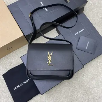 <p>黑平纹/金原厂皮版本 精品专供</p><p>新款Saint Laurent 经典Niki 手袋推出全新独特Besace 马鞍包型 采用焦糖棕色植鞣牛皮打造包身 饰以柔软心翻盖开合 烘托 YSL 金色徽标包扣 包包配置2个隔层空间和一条可调节肩带 适合搭配波西米亚风格装束 或是契合秋冬的美拉德风穿搭 流露出复古又时髦的气质</p><p>型号 718556 原厂皮 </p><p>尺寸 21.5x16x8cm</p>
