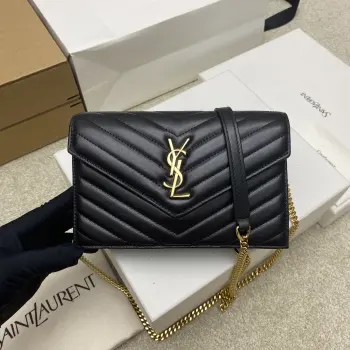 <p>黑羊皮/金新色woc小号信封包原厂皮版本说到信封包 Y家的这一只一定必须要拥有名字 整包采用原厂羊皮制作 版型立体 手感舒适 可拆卸的肩带设计丰富了包包的多用性 肩带拆掉可直接当手包 晚宴包使用 内置多个卡位 实用到爆炸 平时出门带上手机和卡片 一可以带你轻松走遍天下  </p><p>型号 393953</p><p>尺寸 19x11.5x4cm</p>