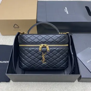 <p>黑羊皮/金原厂皮 精品专供</p><p> 最新爆款巨无霸化妆包 羊皮质感的大gaby 也是ROSE同款 空间大 手提单肩斜挎背皆可 盒子款百搭时髦.环绕式拉链手拿包 饰以𝙇𝙀 𝘾𝘼𝙎𝙎𝘼𝙉𝘿𝙍𝙀和菱形绗缝包缝 羊皮内衬 古铜色配件拉链开合一个卡片槽位 此款多功能单品配有皮革顶部提手和可调节可拆卸肩带 可肩背或斜挎</p><p>型号 851572</p><p>尺寸 22.5x15x8cm</p>