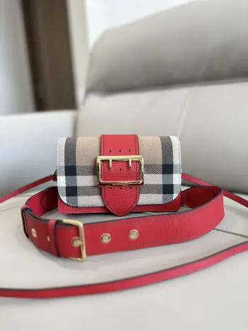 The Buckle 搭扣包 臻选质感皮革与英格兰精纺的House格纹裁片 搭配精湛的手工精制缉明线设计 于意大利高级工坊匠制而成 军装风格的亮泽金属搭扣装饰取材于传统Trench风衣 搭扣包也因此而得名 本款单品为小号款式 适合日常使用 随附两条肩背带 可用作斜背包 肩背包或手拿包 19.5*5*12cm型号460160