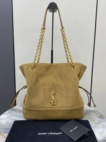 <p> 小号 金叶磨砂 古金YSL 新款小号Jamie 4.3 large pochon羊皮腋下包 设计师真的太懂消费者需要什么了吧可很多托特包的设计都没法让颜值和实用性两者都兼得 但是 这只tote做到了 它包身轻 容量大 而且还很优雅 是有设计在线 且贵气满满的实用型tote 我觉得比22bag好看耶 这是可以说的吗还是一只可以让你实现优雅带娃的妈咪包</p><p>型号 833948</p><p>尺寸 27×29×11cm</p>