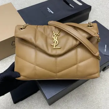 <p>羊皮焦糖/金    𝑳𝒐𝒖𝒍𝒐𝒖 𝒑𝒖𝒇𝒇𝒆𝒓 中号29CM绗缝小羊皮包 原厂正品皮制作 手感柔软细腻 犹如怀抱云朵 般的感受 经典的Y家logo 链条及扣眼五金均采用巴金哑光银五金 包袋开口处折叠后使用了磁性四合扣封口 密闭性及安全性一流 包内设有一个拉链内袋可放置手机及贵重物品 除此之外无多余内袋设计 使用起来随心所欲 正品皮 正品皮 正品皮 </p><p>尺寸 29x17x11cm </p><p>型号 577476</p>
