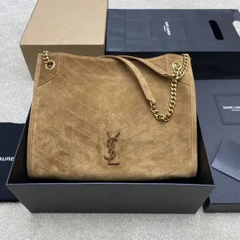<p>磨砂棕 金原厂皮 精品专供</p><p>Niki shopping bag_意大利进口麂皮 五金是全牛皮包裹 工艺十分精湛 包袋中间有磁吸扣 保障了包包使用的安全性 内里有一拉链隔层及敞口插槽设计可放手机及零卡片 方便拿取 不会出现因为是大包而出现找不到东西的情况 包包自重非常轻 容量又足够大 公文包 旅行包 购物袋 妈妈包随意切换 实用性爆表</p><p>型号 577999 原厂皮 </p><p>尺寸 33x27x11.5cm</p>