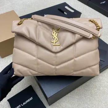 <p>奶杏羊皮/金𝑳𝑶𝑼𝑳𝑶𝑼 𝑷𝑼𝑭𝑭𝑬𝑹 大号绗缝小羊皮包 原厂正品皮制作 手感柔软细腻 犹如怀抱云朵 般的感受经典的Y家logo 链条及扣眼五金均采用巴金哑光银五金 包袋开口处折叠后使用了磁性四合扣封口 密闭性及安全性一流</p><p>型号 577475 原厂皮 </p><p>尺寸 35x23x13.5cm </p>