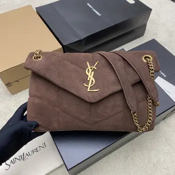 <p>咖啡磨砂皮/金LOULOU UFFER 中号绗缝磨砂反绒皮 原厂正品皮制作 手感柔软细腻 犹如怀抱云朵 般的感受经典的Y家logo 链条及扣眼五金均采用巴金哑光古金五金 包袋开口处折叠后使用了磁性四合扣封口 密闭性及安全性一流</p><p>型号 577476</p><p>尺寸 29x17x11cm </p>