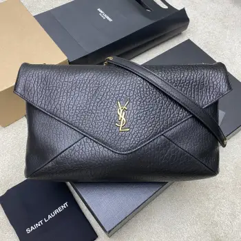 <p>黑大象纹 金YSL新款envelope超大号信封包来咯 粒面羊皮 纹理感十足 这款包包非常都市风格 腋下包的背斜方式很时尚 包包空间容量很不错哟 </p><p>型号 841702</p><p>尺寸 35x22x3-4.2cm</p>