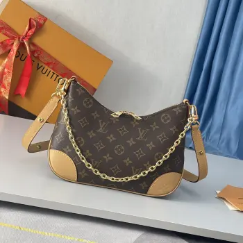 <p>  海外原单M45832独家实拍 Boulogne 手袋取材经典 Monogram 帆布 配有双拉链和可容纳 iPhone 12 Pro 手机的宽敞内贴袋 可调节肩带实现斜挎或肩背 取下即可化身小号链条包或手拿包 尺寸 26×16×9.5cm</p>