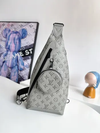 <p>   海外原单M14916独家实拍  Monogram Shadow压纹小牛皮为独特的Duo Slingbag带来男性化的精致感 这款包的不寻常形状和可拆卸的圆形袋 以及其拉链闭合设计 使其立即被识别 它侧面有一个拉链口袋 可调节的肩带可佩戴在右侧或左侧 尺寸 42×20×6cm</p>