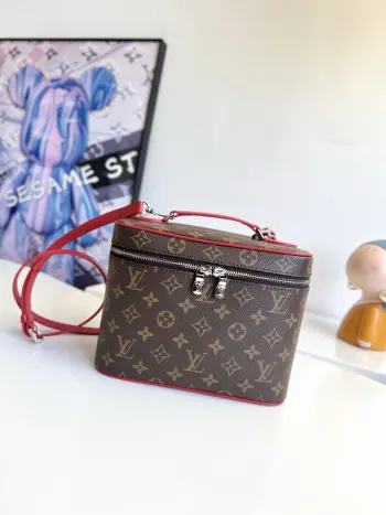 <p>  海外原单M12671独家实拍 本款 Nice BB 化妆包取材经典 Monogram 帆布 为镶边 顶部手柄和可水洗内衬渲染亮丽色彩 灵感源自品牌初代硬箱的丝带装饰 内里和顶部翻盖分别设有贴袋和隐藏式拉链袋 尺寸 24×18×14.5cm</p>