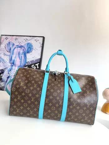 <p>  海外原单M12629独家实拍 本款 Keepall Bandouliere 50 旅行袋为 Monogram Macassar 帆布搭配明丽顶部手柄 可拆卸肩带和皮革名牌 再借条纹织物内衬道出品牌原版硬箱的灵感启发 尺寸 50×29×23cm</p>