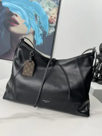 <p> 海外原单M25143独家实拍 本款 CarryAll Dark 中号手袋以柔软羊皮革塑造时尚慵懒廓形 为 2024 春夏秀场造型增添瞩目姿彩 抛光金属件与触感良好的微皱纹理互为映衬 充裕空间可容纳多样日常用品 成就出行良伴 尺寸 39×30×15cm</p> <p> 海外原单M25143独家实拍 本款 CarryAll Dark 中号手袋以柔软羊皮革塑造时尚慵懒廓形 为 2024 春夏秀场造型增添瞩目姿彩 抛光金属件与触感良好的微皱纹理互为映衬 充裕空间可容纳多样日常用品 成就出行良伴 尺寸 39×30×15cm</p>