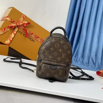 <p>  海外原单M44873独家实拍 Nicolas Ghesquiere 赋予此款背包风格变化 将一件朴素的日用品变为一款时髦而迷人的都市包袋 此款由柔软的 Monogram 帆布制成的迷你背包娇小可爱 拥有多用背带 方便斜背 尺寸 17×22×10cm</p>