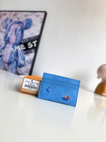 <p>  海外原单M14862蓝色独家实拍 本款 Double 卡夹出自父亲节系列 为 Colored Monogram 帆布融入袖珍运动场景印花 以牛皮革内衬完善经典格调 卡片夹层和中央口袋实现有序收纳 尺寸 11×7×1.5cm</p>