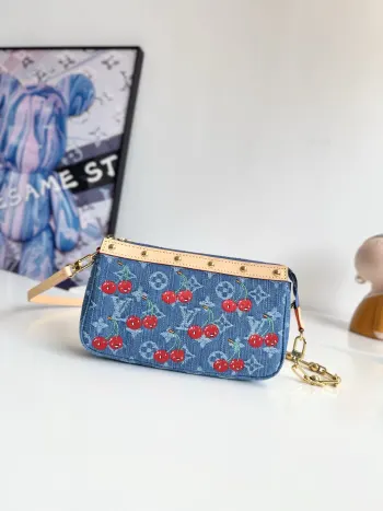 <p>   海外原单M13994独家实拍 Pochette Accessoires 手袋加入路易威登 x 村上隆复刻系列 Monogram 丹宁布烘托樱桃图案刺绣的明丽气息 诠释该日本艺术家的玩趣美学理念 皮革饰边的饰钉素和莹泽金属件丰富细节 尺寸 22×13×4cm</p>