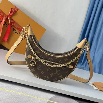 <p>  海外原单M81098独家实拍 Nicolas Ghesquiere 溯源路易威登档案中的 Croissant 手袋 于 2022 早春系列推出 Loop 半月形法棍包 紧凑构型贴合身体律动 拉链前袋配有圆形 LV 拉链头 链条和皮革肩带实现肩背和斜挎选择 尺寸 23×13×6cm</p>