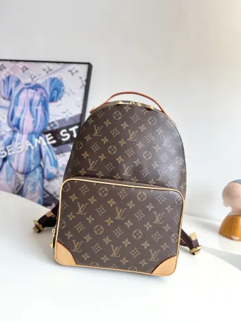 <p>   海外原单M25979独家实拍 本款 Discovery Cargo 双肩包为 Monogram 帆布融入做旧牛皮革饰边及沉稳织物内衬 以俊朗格调升级日常造型 充裕空间可容纳 14 寸笔记本电脑 工装前袋便于存放小型平板电脑 内贴袋令手机和夹轻松随行 尺寸 39×30×19cm</p>