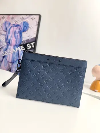 <p>  海外原单M14914深蓝独家实拍 本款 Pochette To-Go 手拿包取材 Monogram Shadow 压纹牛皮革 以纤薄构型 考究金属件和可拆卸腕带树立辨识度 雅致铆钉烘托 路易威登巴黎 压纹标识 充裕空间可容纳智能手机 夹和其他小件物品 尺寸 30×21×1cm</p>