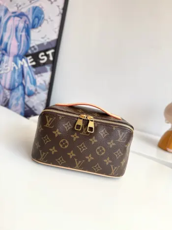 <p>  海外原单M11750独家实拍 Toiletry Bag 2 Compartments 盥洗袋取材 Monogram 涂层帆布和可水洗织物内衬 以双拉链广口设计开启风琴内隔层 可稳妥收纳洗漱用品 顶部手柄实现便捷随行 尺寸 24×13×13cm</p>