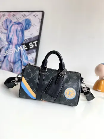 <p>  海外原单P01942独家实拍 作为Mon Monogram产品的一部分 这款紧凑的Keepall 25 Monogram Eclipse帆布包可以定制带状 缩写和印花徽章 使每件物品都独一无二 这款优雅的款式有两个侧面带和一个皮革表带 可拆卸和可调节的表带可以让它以不同的方式佩戴 尺寸 25×15×11cm</p>