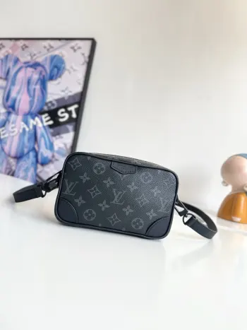 <p>  海外原单M14253独家实拍 本款 Trocadero 迷你手袋取材 Monogram Eclipse 涂层帆布 搭配牛皮革饰边和深色金属件 尽显沉稳风范 轻启拉链即现紧凑内里 内贴袋设计彰显功能考量 可拆卸并调节的肩带实现舒适肩背 尺寸 20×13×6.5cm</p>