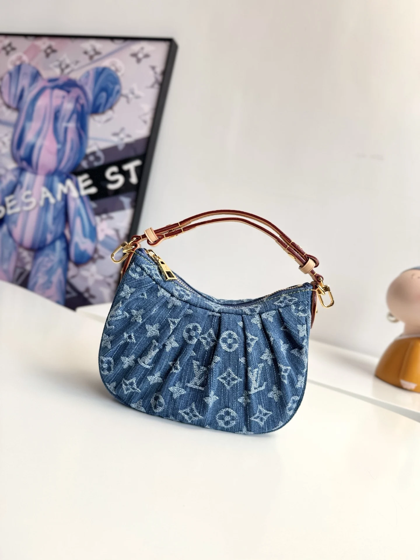 原单LV女包|高仿LV女包|精仿LV女包|一比一LV女包<p>    海外原单M13571独家实拍  Pochette Valley 手袋取材 Monogram 棉质丹宁布 搭配撞色牛皮革饰边和耀目金属件 令经典设计绽放摩登风范 取下手柄即可化身手拿包 尺寸 21×15×7cm</p>