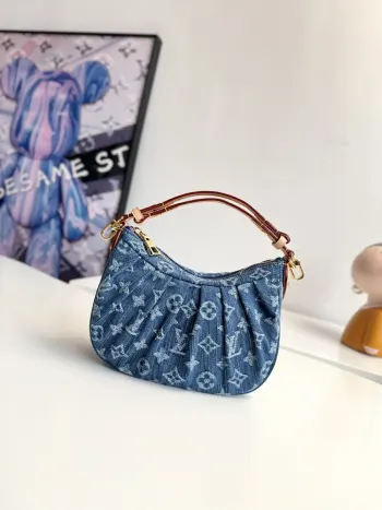 <p>    海外原单M13571独家实拍  Pochette Valley 手袋取材 Monogram 棉质丹宁布 搭配撞色牛皮革饰边和耀目金属件 令经典设计绽放摩登风范 取下手柄即可化身手拿包 尺寸 21×15×7cm</p>
