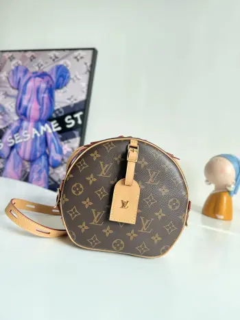 <p>  海外原单M45647独家实拍 女装艺术总监 Nicolas Ghesquiere 以经典帽盒为原型 推出优雅迷人的 Boite Chapeau Souple 手袋 以路易威登传统旅行箱为灵感 柔软的 Monogram 帆布包身搭配皮革长肩带 轻松肩背或斜挎 尺寸 22.5×20×8cm</p>