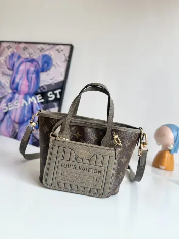 <p>  海外原单M12109独家实拍 Neverfull Bandouliere Inside Out BB 手袋本季演绎经典设计的双面版本 以标志性 Monogram 帆布和粒面皮革分饰正反面 可拆卸拉链袋既可单独使用 亦可悬挂于外部 可拆卸肩带方便斜挎 耀目金属件再添考究细节 尺寸 26.5×16.5×11cm</p>