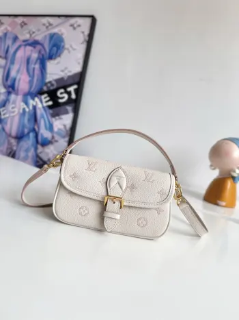 <p>  海外原单M13642独家实拍 本款 Nano Diane 手袋以同色美学重绎经典 Monogram 图案 并为皮革包身融入耀目金属件与可拆卸肩带及手柄 紧凑构型轻松容纳卡夹和化妆品等日常所需 尺寸 19×10.5×6cm</p>