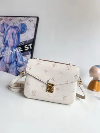<p>  海外原单M14977独家实拍 这款Pochette Metis手袋 采用Monogram Empreinte 皮革 以相同色调勾勒图案轮廓 它采用金色金属硬件装饰 包括标志性的S锁 打开后露出优雅的条纹衬里 内有三个隔层 用于放置必需品 可以斜挎 单肩背或手提 尺寸 25×19×7cm</p>
