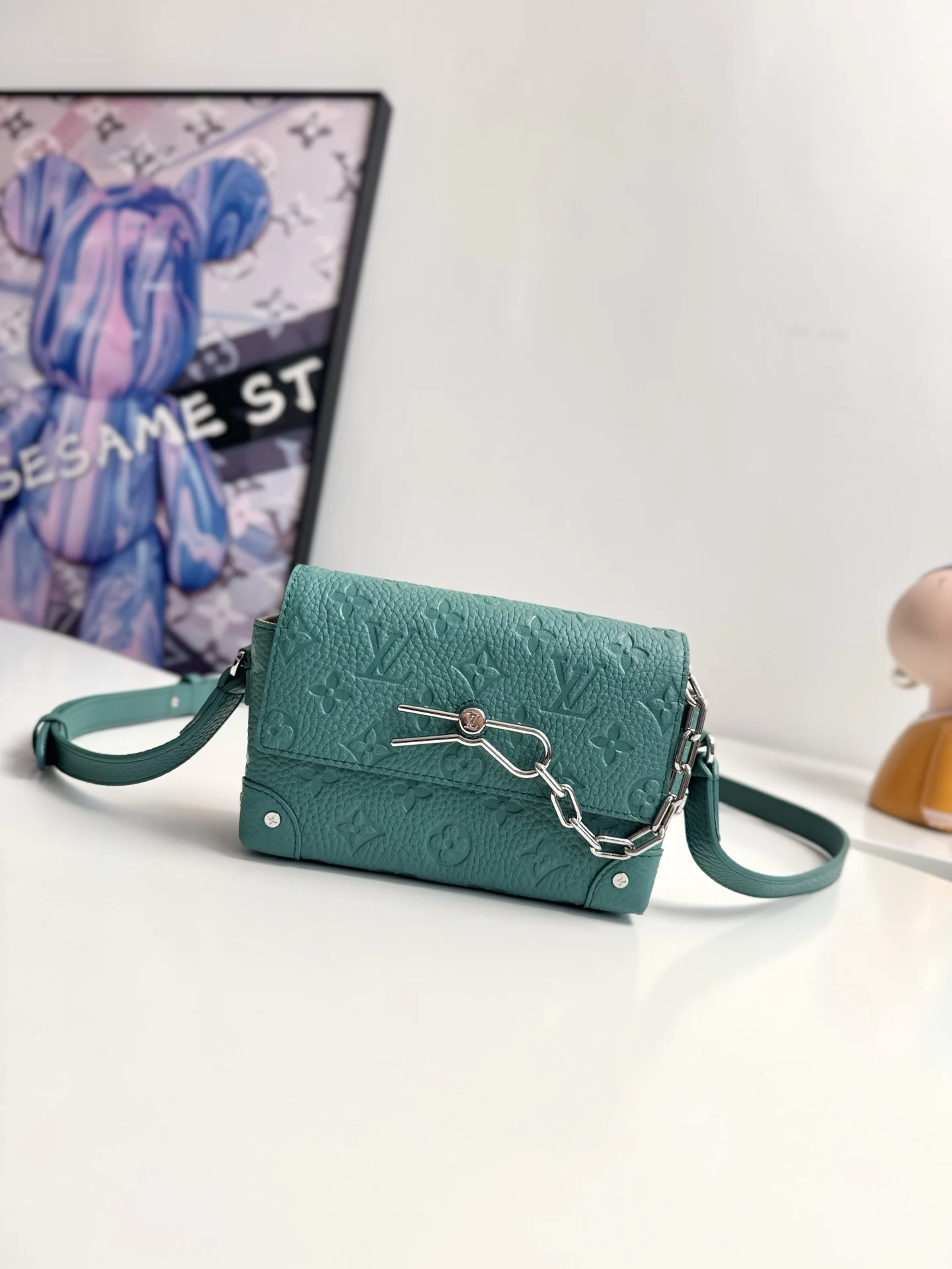 原单LV女包|高仿LV女包|精仿LV女包|一比一LV女包<p>  海外原单M13889绿色独家实拍 本款 Steamer 迷你手袋为 Taurillon 皮革压印 Monogram 图案 搭配金属链条和饰针 拉链内袋稳妥收纳随行物品 可调节肩带实现舒适肩背 尺寸 18×11×6.5cm</p>
