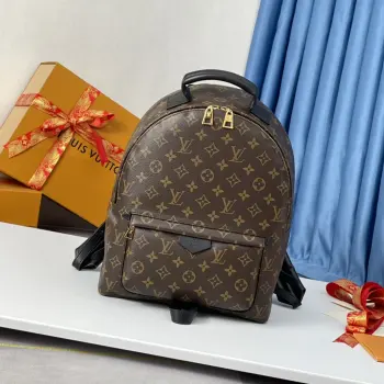 <p>   海外原单M44874独家实拍 本款 Palm Springs 中号双肩包为实用背包带去清新之风 是一款颇富潮流感和实用性的都市包袋 适宜活力都市人士背携 由标志性 Monogram 帆布制成 搭配柔软皮革饰边和金属件 内含充裕空间 带有发泡内衬的绗缝包带确保舒适背携 尺寸 30×33×16cm</p>