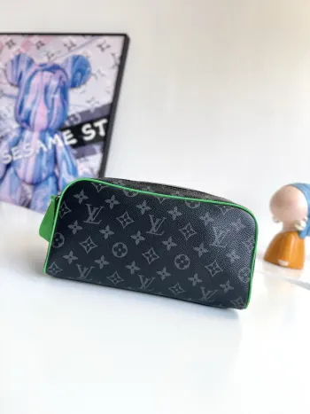 <p>  海外原单M26433独家实拍 本款 Dopp Kit 盥洗袋首度为 Monogram Eclipse 涂层帆布搭配明丽皮革 令功能设计释放动感气息 双拉链和皮革手柄便于取放洗漱用品 尺寸 28×16.5×15cm</p>