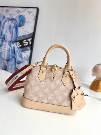<p>  海外原单M25728独家实拍 本款 Alma BB 手袋出自路易威登与 Grace Coddington 合作推出的 Travels With Grace Coddington 系列 聚焦妙趣 Meowgram 图案 帆布包身搭配牛皮革饰边 织物肩带以 Coddington 手写体呈现 路易威登 字样 考究挂锁和钥匙包再度印证品牌精湛匠艺 尺寸 23.5×17.5×11.5cm</p>