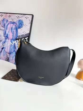 <p>  海外原单M14417独家实拍 路易威登推出 Low Key Cookie 中号手袋 以典雅设计彰显品牌传承和精湛匠艺 柔软牛皮革将随时间流逝呈现别致色泽 做旧金属挂锁和可拆卸 Monogram 收纳袋丰富细节 可随心切换多种背携方式 尺寸 32×26×5cm</p>