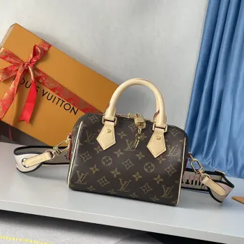 <p>  海外原单M46234独家实拍 本款 Speedy Bandouliere 20 手袋采选 Monogram 帆布 牛皮革饰边和织物内衬 以玲珑尺寸延续路易威登 Speedy 旅行袋的经典设计 搭配轧制皮革手柄和点缀品牌标识织纹的可拆卸并可调节织物肩带 尺寸 20.5×13.5×12cm</p>
