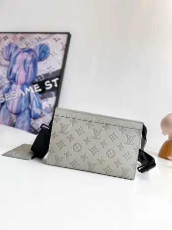 <p>  海外原单M81115冰灰独家实拍  Gaston Wearable Wallet 手袋脱胎于路易威登 Pochette Voyage 手拿包 以 Monogram Shadow 皮革裁出适宜尺寸 可容纳手机等出行所需 可拆卸并调节的肩带配有可拆卸卡夹 是放置免触支付设备或交通卡的理想之所 尺寸 22×14.5×4.5cm</p>