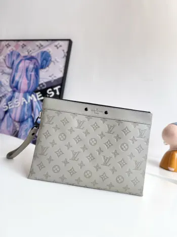 <p>  海外原单M14914冰灰独家实拍 本款 Pochette To-Go 手拿包取材 Monogram Shadow 压纹牛皮革 以纤薄构型 考究金属件和可拆卸腕带树立辨识度 雅致铆钉烘托 路易威登巴黎 压纹标识 充裕空间可容纳智能手机 夹和其他小件物品 尺寸 30×21×1cm</p>