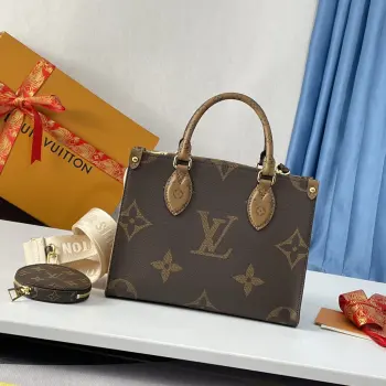 <p>   海外原单M46373独家实拍 本款 OnTheGo 小号手袋拼合 Monogram 和 Monogram Reverse 帆布 Monogram Giant 图案点缀其上 Toron 手柄和饰有品牌铭纹的提花织纹肩带构筑视觉反差 可拆卸零袋适宜存放零或玲珑小物 时尚气韵与多样功能兼备 成就日常良伴 尺寸 25×19×11.5cm</p>