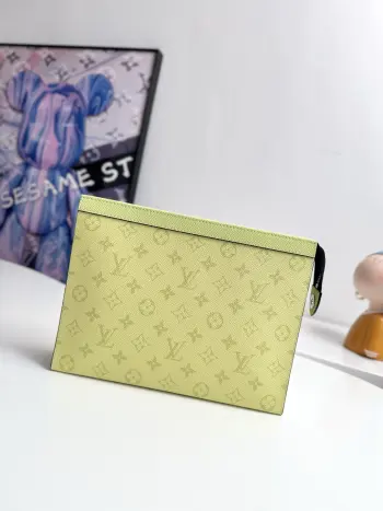 <p>  海外原单M61692浅黄独家实拍 此款小巧而时髦Pochette Voyage中号手包 功能多样 既可作为旅行袋放于包中 亦可持于手中 展现时尚风格 宽敞的包内空间加上撑板设计 方便取用私人必备品 尺寸  26×20×5cm</p>