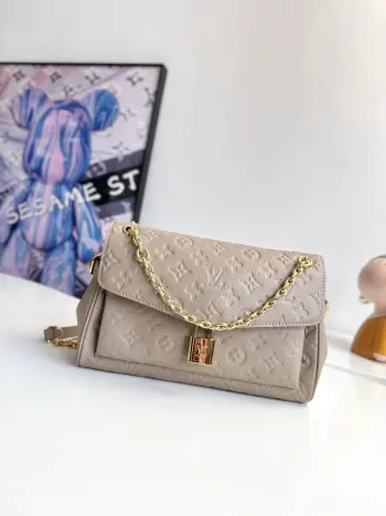 <p>  海外原单M14973独家实拍 本款 Anytime Flap Bag 手袋取材 Monogram Empreinte 皮革 延续 Anytime Shopper 系列的设计素 轻松打造昼夜皆宜的个性造型 侧面搭扣巧妙扩充空间 便于收纳日常所需 耀目滑链肩带实现灵活背携 LV 挂锁再添标志性笔触 尺寸 29.5×18.5×9.5cm</p>