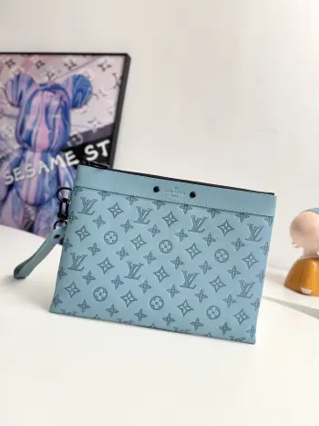 <p>  海外原单M14914冰蓝独家实拍 本款 Pochette To-Go 手拿包取材 Monogram Shadow 压纹牛皮革 以纤薄构型 考究金属件和可拆卸腕带树立辨识度 雅致铆钉烘托 路易威登巴黎 压纹标识 充裕空间可容纳智能手机 夹和其他小件物品 尺寸 30×21×1cm</p>
