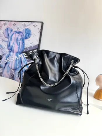 <p>  海外原单M25545独家实拍  Off Duty 中号手袋出自 LV Vibe 系列 可为各式造型注入前卫摇滚风范 羊皮革包身配有莹泽金属件 LV Circle 标识栖身一侧 尺寸 33×24×11.5cm</p>