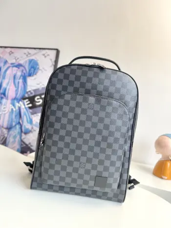 <p>  海外原单N40499独家实拍 Avenue 双肩包取材 Damier Graphite 涂层帆布 以简明线条传递儒雅风范 拉链前袋方便取放随行所需 后部设有衬垫隔层 顶部手柄和可调节肩带实现舒适背携 尺寸 40×31×15cm</p>