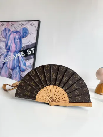 <p>  海外原单M14804独家实拍  LV Fan 手袋取材 Monogram 帆布 以别致设计亮相 2025 春夏秀场 成就收藏家之选 皮革之上点缀 Monogram 花卉细节 手提或肩背皆宜 尺寸 37×19×6cm</p>