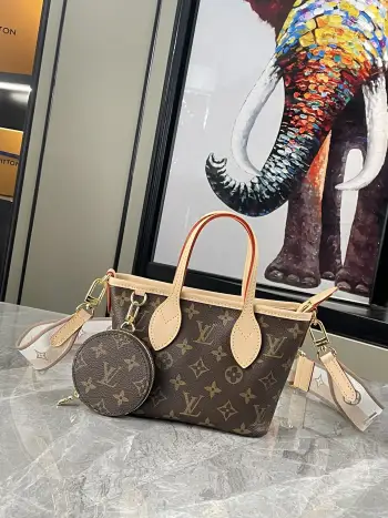 <p>   海外原单M46705独家实拍 这一季 品牌永远最受欢迎的 永不满 (Neverfull)被重新设计为迷你手提包:永不满BB手袋 这个缩小版的特点是一个可调节和可拆卸的纺织带 以及一个有趣的硬币包附加到一个d环 它的大小正好适合放智能手机和袖珍包这样的小必需品 尺寸 24×14×9cm</p>