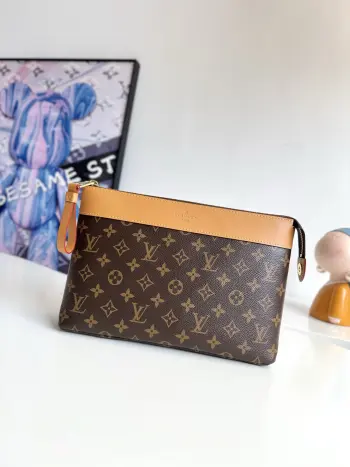 <p>   海外原单M14057独家实拍 本款 Pochette Voyage Souple 手拿包为 Monogram 帆布搭配做旧牛皮革饰边 将细腻线条和典雅意味融于一体 可手拿或收入大号手袋 实现小型物件的有序收纳 尺寸 30×21×7.5cm</p>