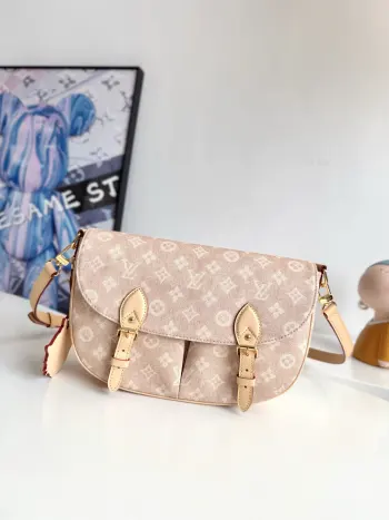 <p>  海外原单M15134独家实拍 Escape 手袋本次瞩目亮相 LV Travels With Grace Coddington 系列 为帆布包身搭配妙趣 Meowgram 图案和 Coddington 亲自手绘的猫咪造型皮革装饰 灵活设计提供多种背携方式 可轻松收纳各式日常所需 尺寸 30×21×7cm</p>